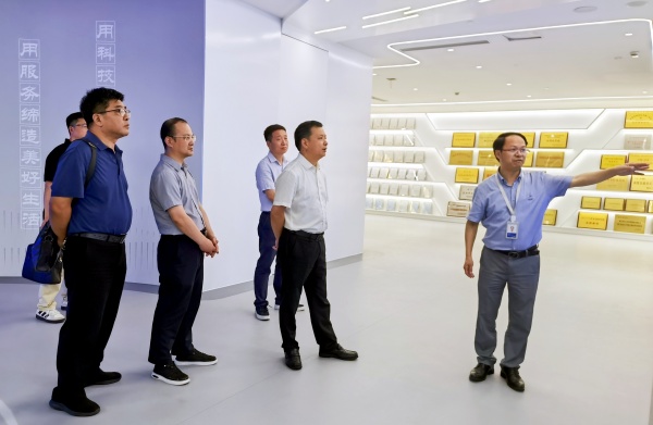 拱墅區(qū)人大常委會(huì)黨組書記、主任鮑一飛帶隊(duì)走訪托普云農(nóng)